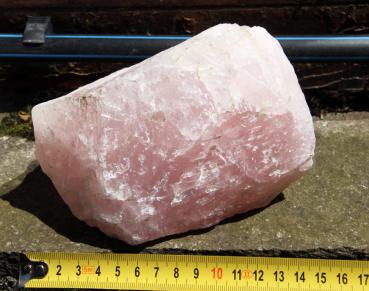 Preview: Großer Rosenquarz Rohstein 15-25cm Gewicht um 3-4kg
