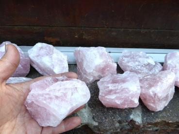 Preview: Rosenquarz Rohstein 6-10cm Gewicht um ca. 300g